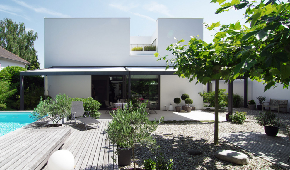 This is an example of a contemporary deck in Frankfurt.
