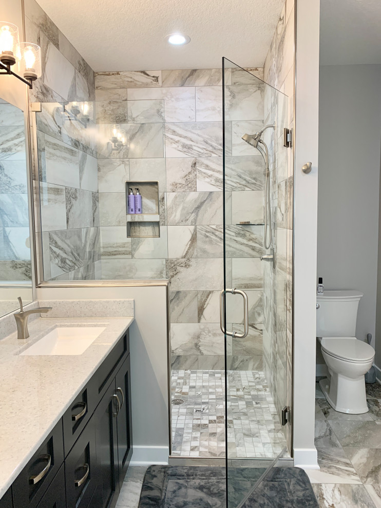Idéer för ett stort klassiskt en-suite badrum, med släta luckor, grå skåp, keramikplattor och ett integrerad handfat