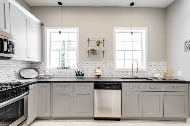 Transitional Kitchen nyklassisk-koekken