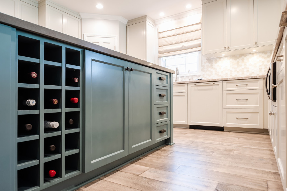 Example of a transitional home design design in Los Angeles