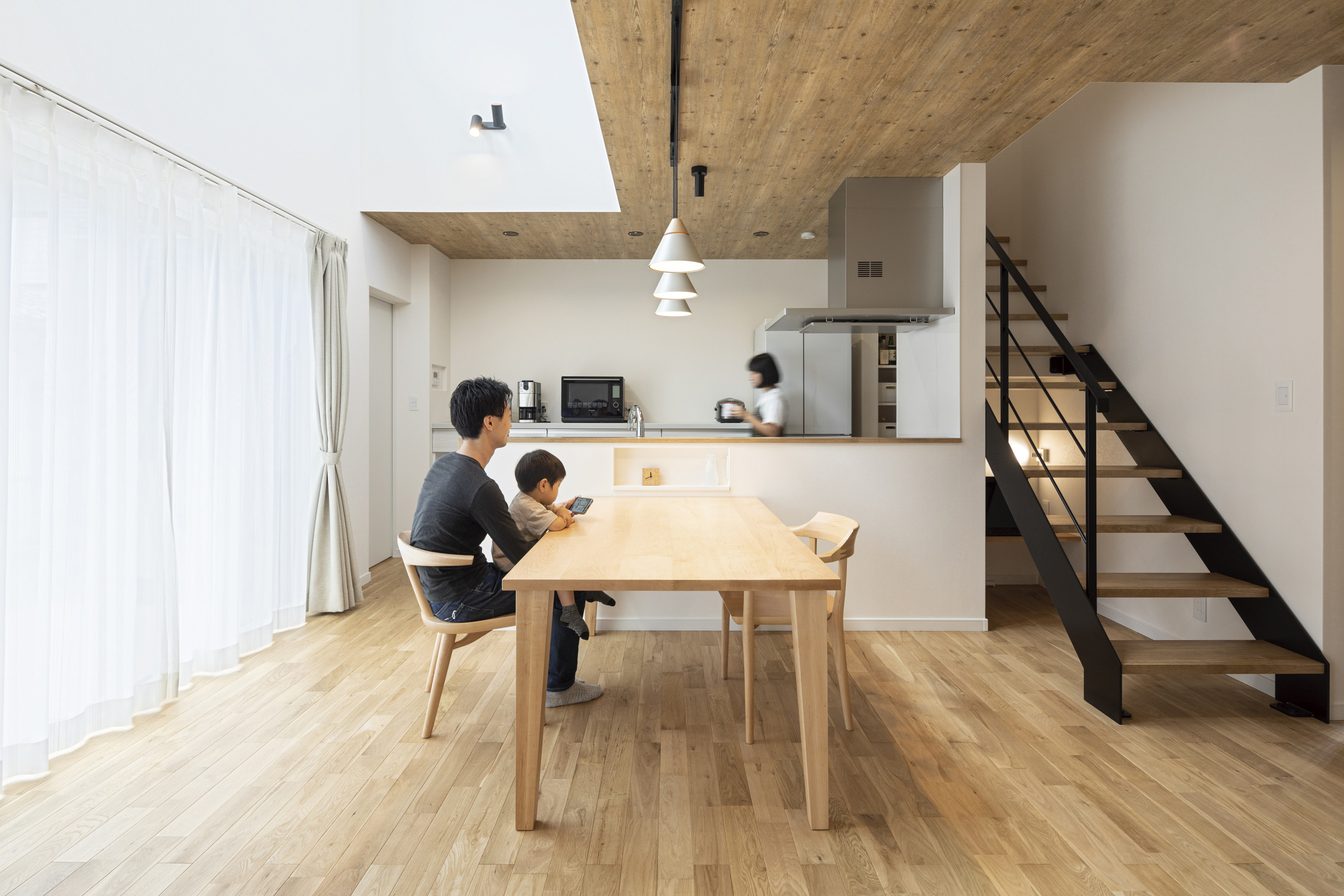 おしゃれな吹き抜けダイニングのインテリア画像 21年10月 Houzz ハウズ おしゃれな吹き抜けダイニングのインテリア画像 21年10月 Houzz ハウズ