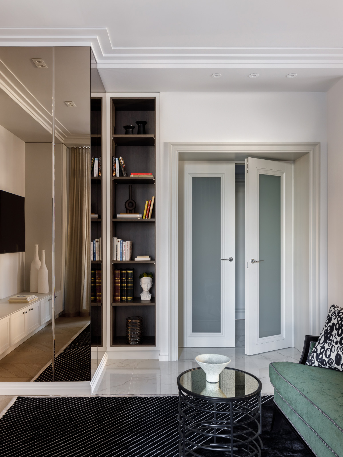 Открытые полки в нише у двери