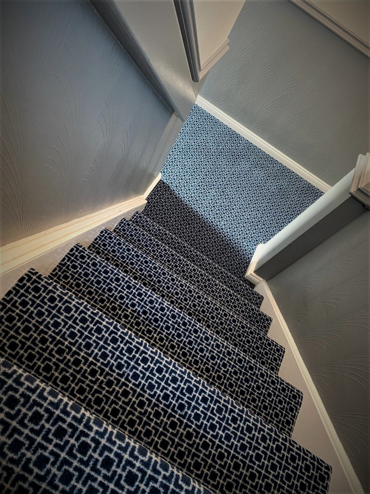 Свежая идея для дизайна: большая прямая лестница в современном стиле с ступенями с ковровым покрытием и ковровыми подступенками - отличное фото интерьера