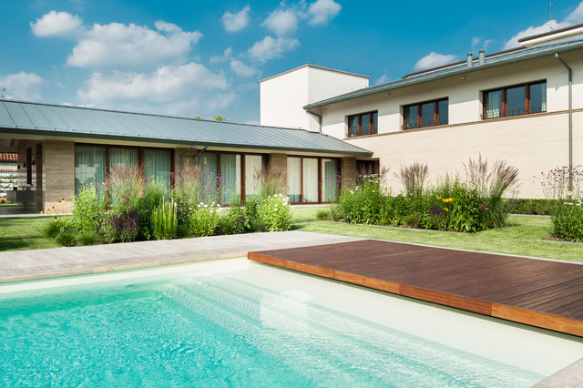Edificio residenziale con piscina. contemporary-pool