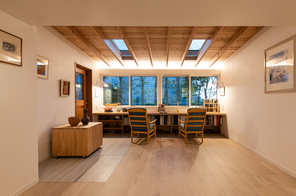 Diseño de galería de estilo americano pequeña sin chimenea con suelo de contrachapado, techo con claraboya y suelo beige