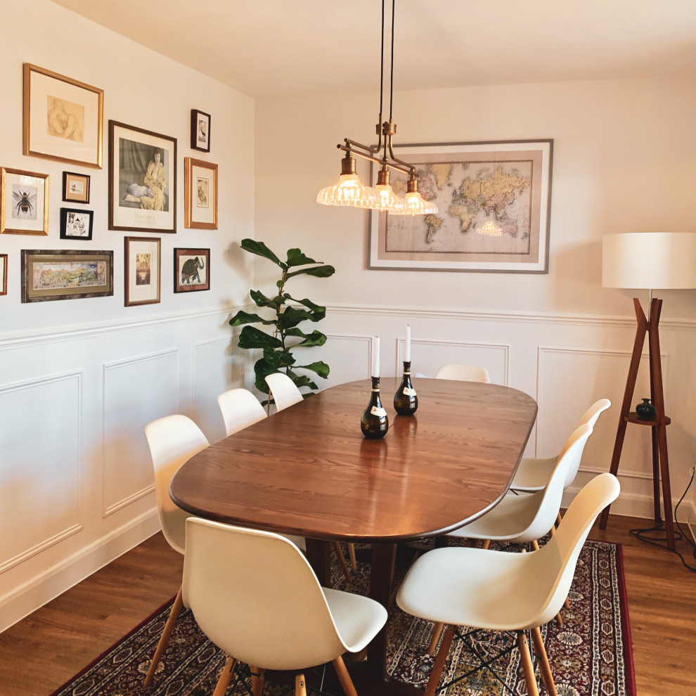 На фото: столовая в стиле фьюжн с с кухонным уголком, белыми стенами, деревянным полом, серым полом и панелями на части стены с