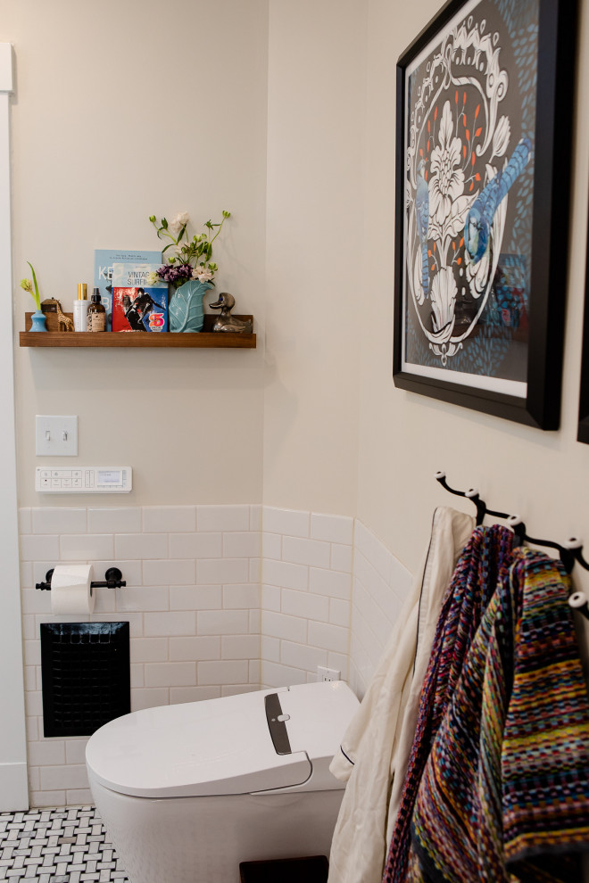 Idéer för små vintage svart badrum, med skåp i shakerstil, vita skåp, ett fristående badkar, en hörndusch, en bidé, vit kakel, keramikplattor, marmorgolv, ett undermonterad handfat, granitbänkskiva och dusch med gångjärnsdörr