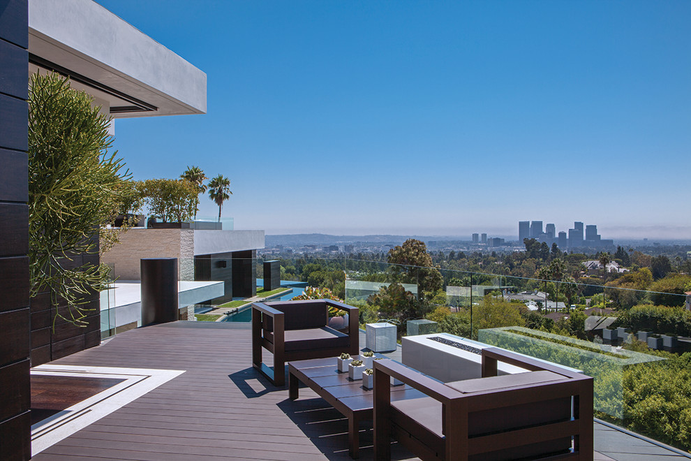 Photo of a contemporary side yard deck in Los Angeles with no cover.