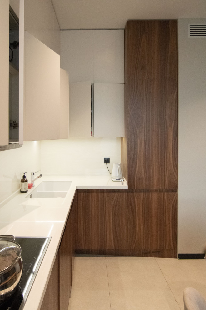 Кухня в стиле минимализм с фасадами под "темное дерево"