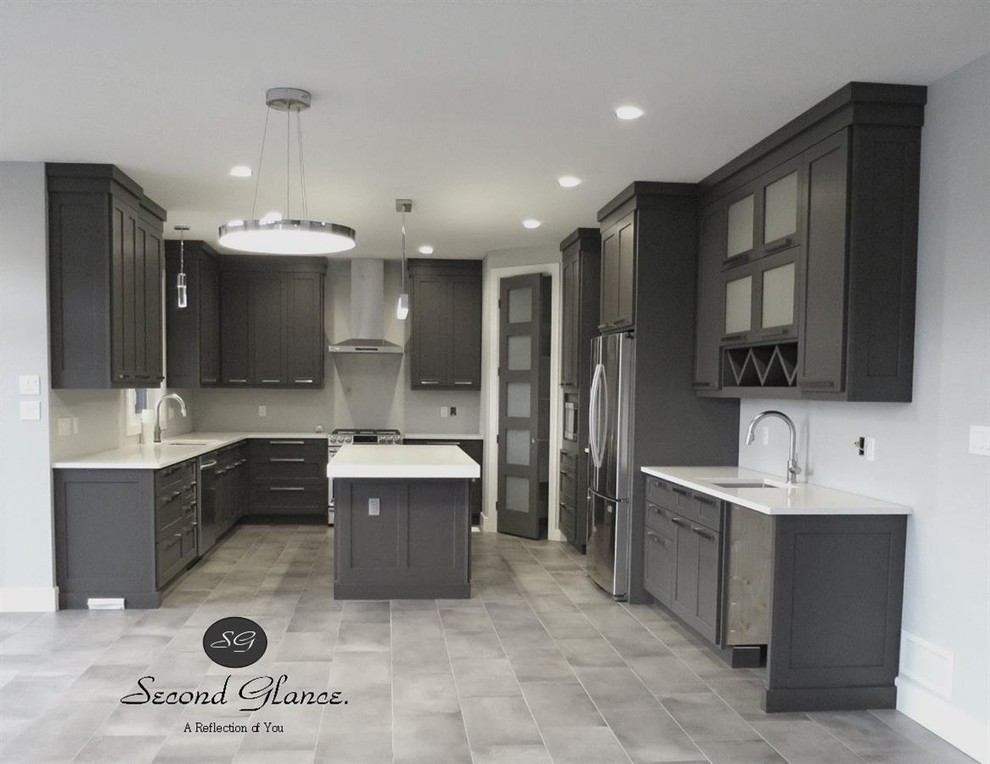Transitional kitchen photo in Toronto
