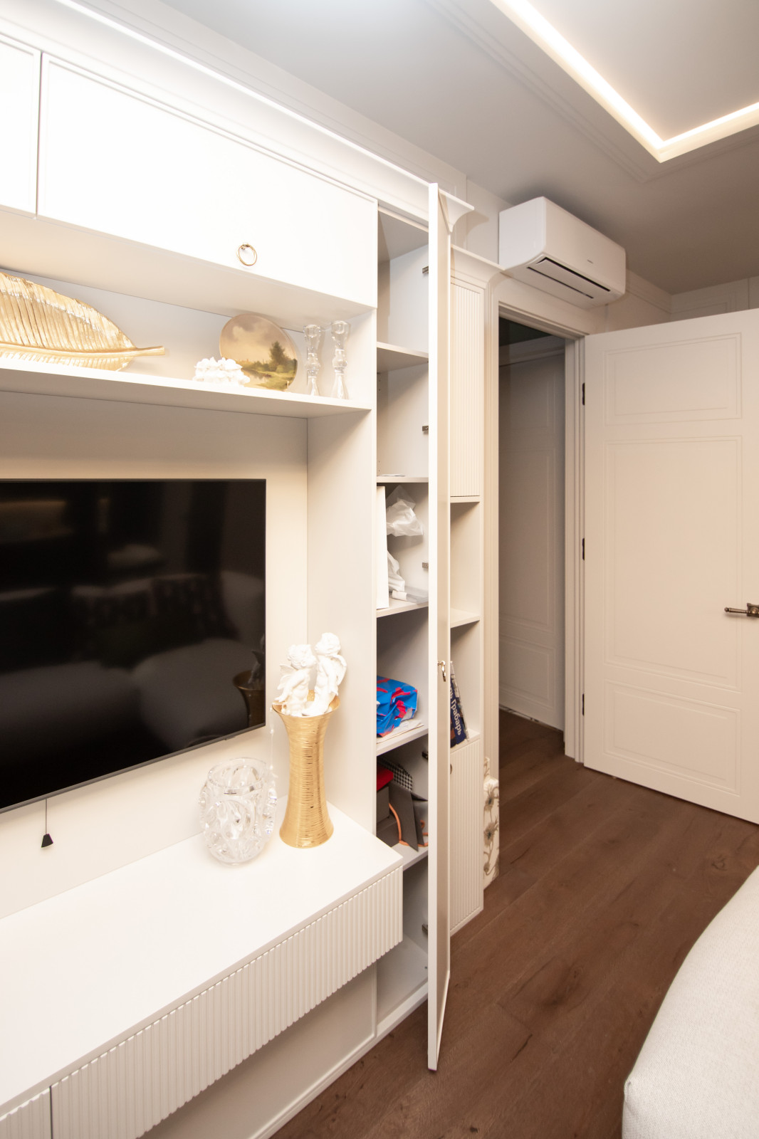 Стеллаж в гостиную для оформления ТВ-зоны