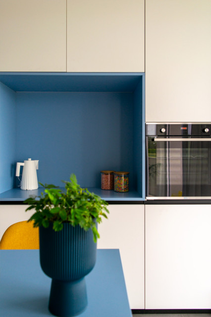 UNA CASA A COLORI contemporaneo-cocina