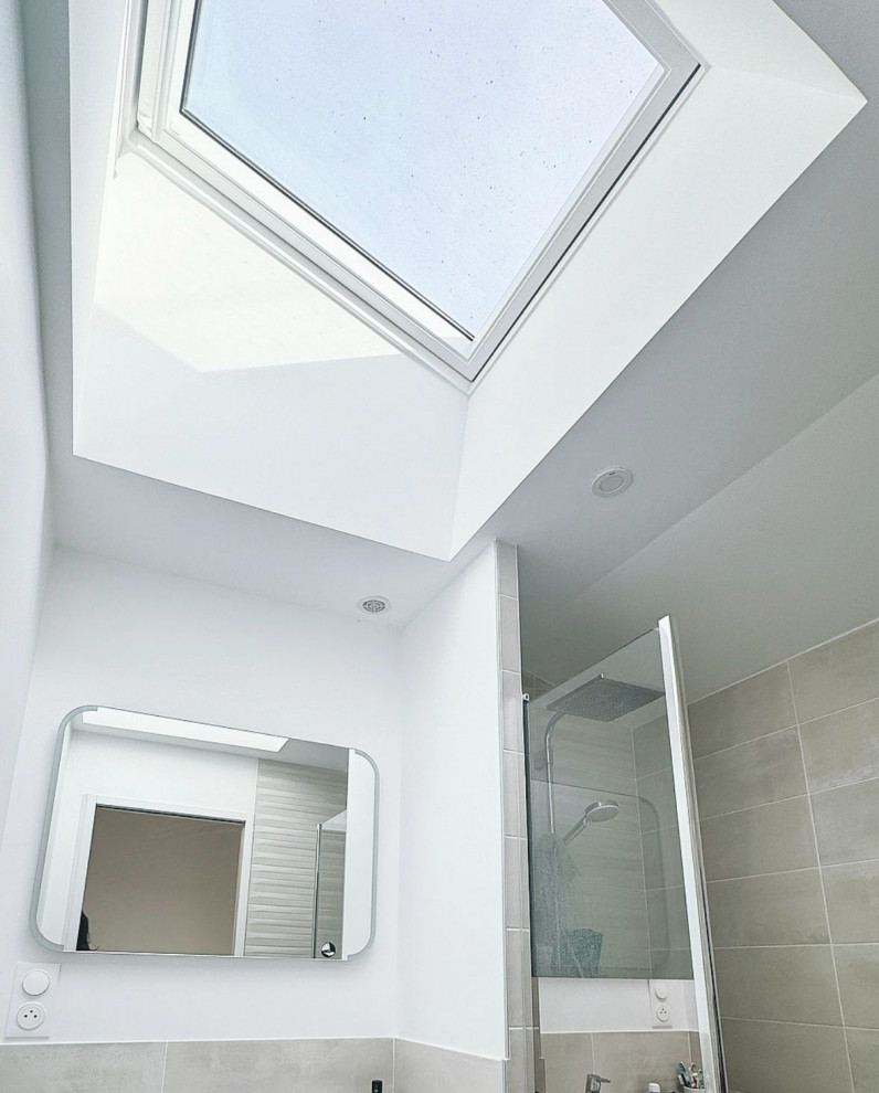 Immagine di una piccola stanza da bagno con doccia nordica con ante beige, doccia a filo pavimento, lavabo rettangolare, un lavabo e mobile bagno freestanding