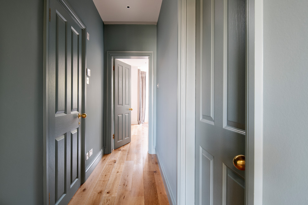 Design ideas for a traditional entryway in London.