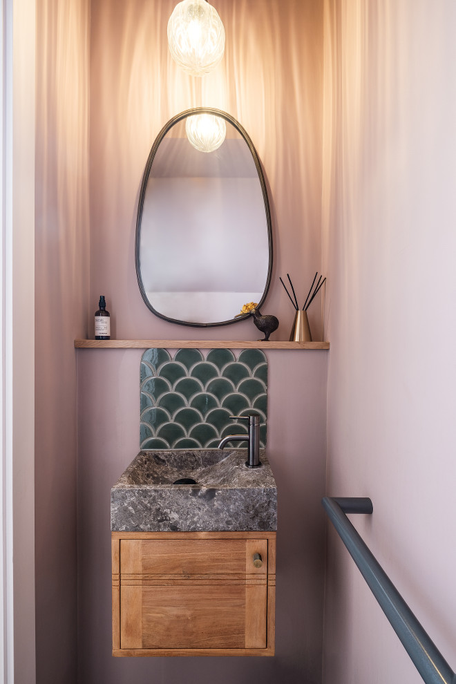 Источник вдохновения для домашнего уюта: маленький туалет: освещение в современном стиле с светлыми деревянными фасадами, унитазом-моноблоком, зеленой плиткой, керамогранитной плиткой, розовыми стенами, полом из керамогранита, подвесной раковиной, столешницей из кварцита, серым полом, серой столешницей и подвесной тумбой для на участке и в саду