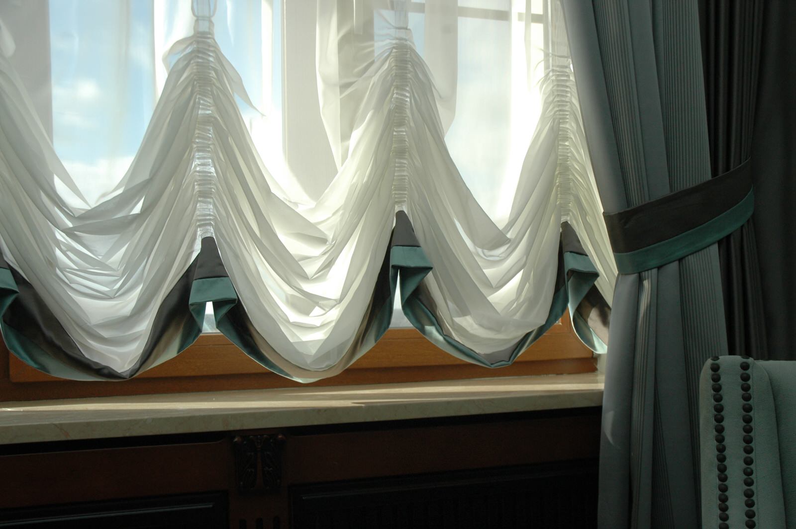 Австрийская штора из тонкого крепа с двойным кантиком по низу