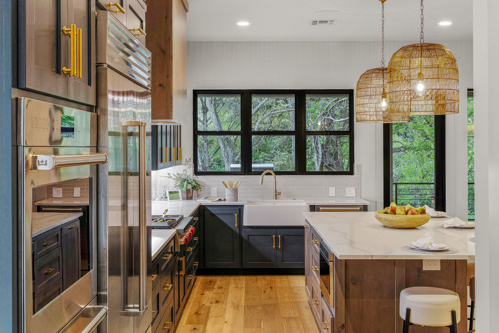 Kitchen - transitional kitchen idea in Austin