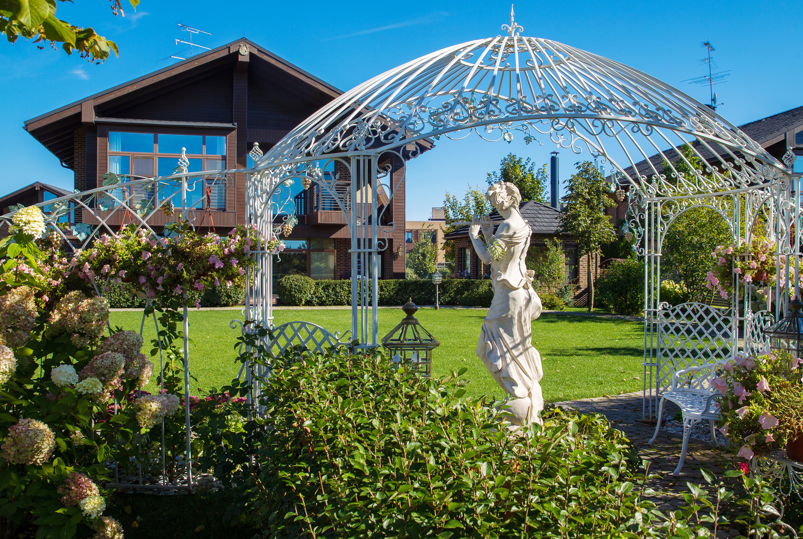 Сад на Пятницком шоссе.  Дизайнер Лариса Юрова