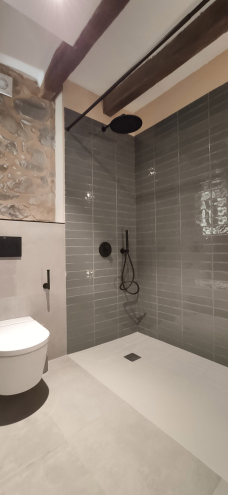 Diseño de cuarto de baño a medida rural con baldosas y/o azulejos grises, paredes verdes, lavabo sobreencimera y encimera de madera