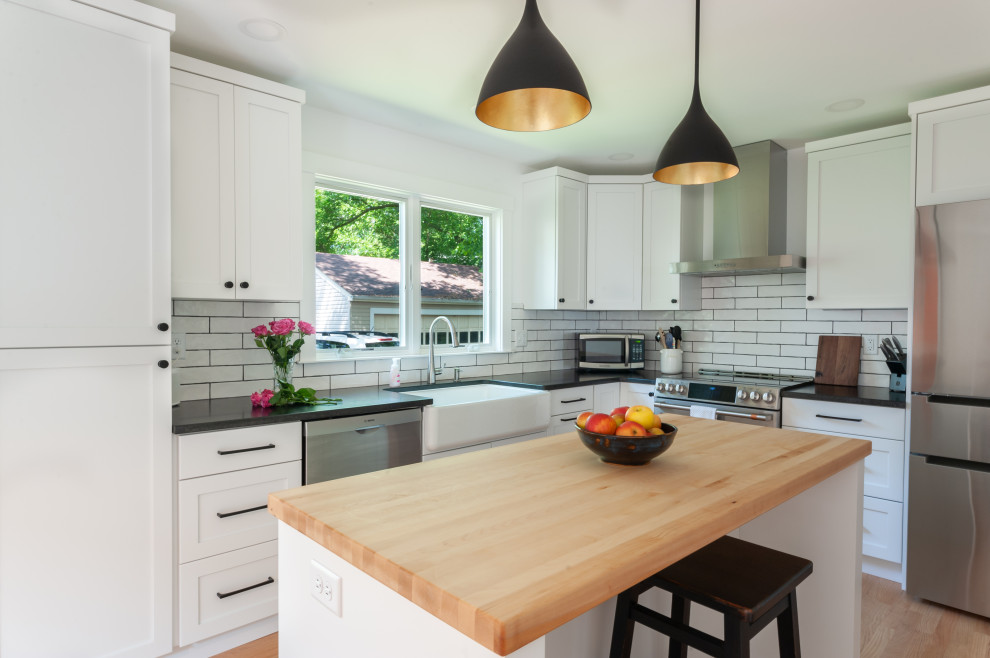 This is an example of a transitional l-shaped eat-in kitchen in Detroit with with island.