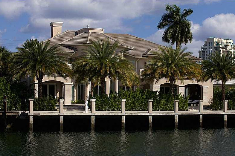 Transitional home design photo in Miami