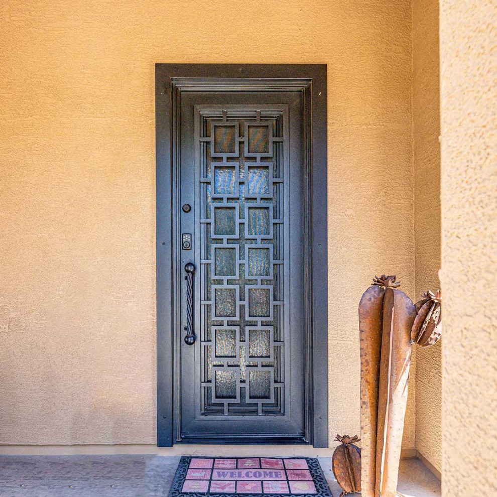 Inspiration för en medelhavsstil ingång och ytterdörr, med gula väggar, betonggolv, en enkeldörr och en brun dörr