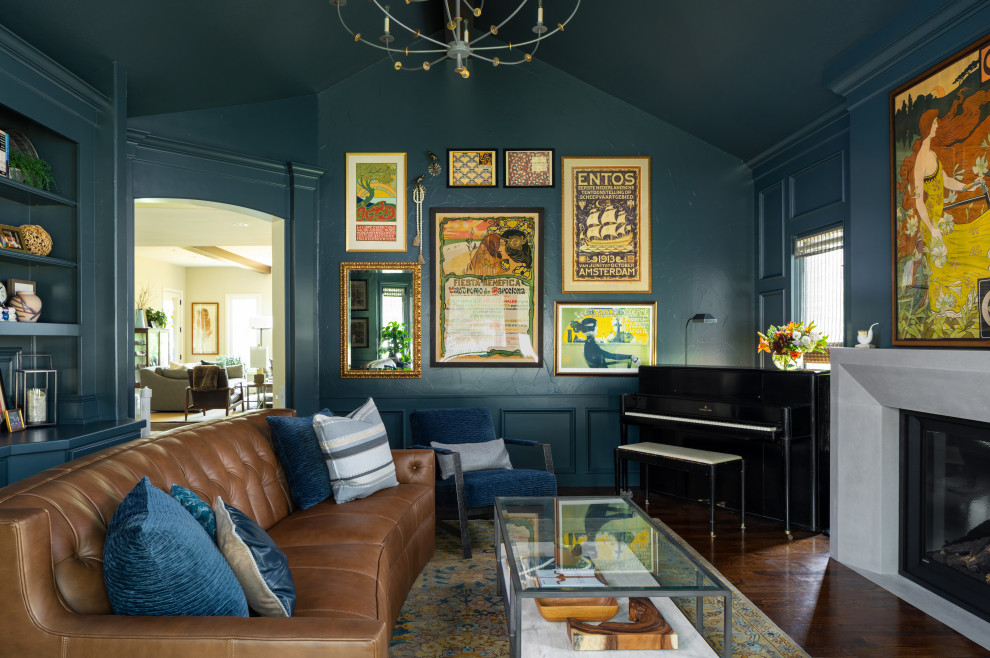 Inredning av ett klassiskt avskilt allrum, med ett musikrum, blå väggar, mellanmörkt trägolv, en standard öppen spis och brunt golv