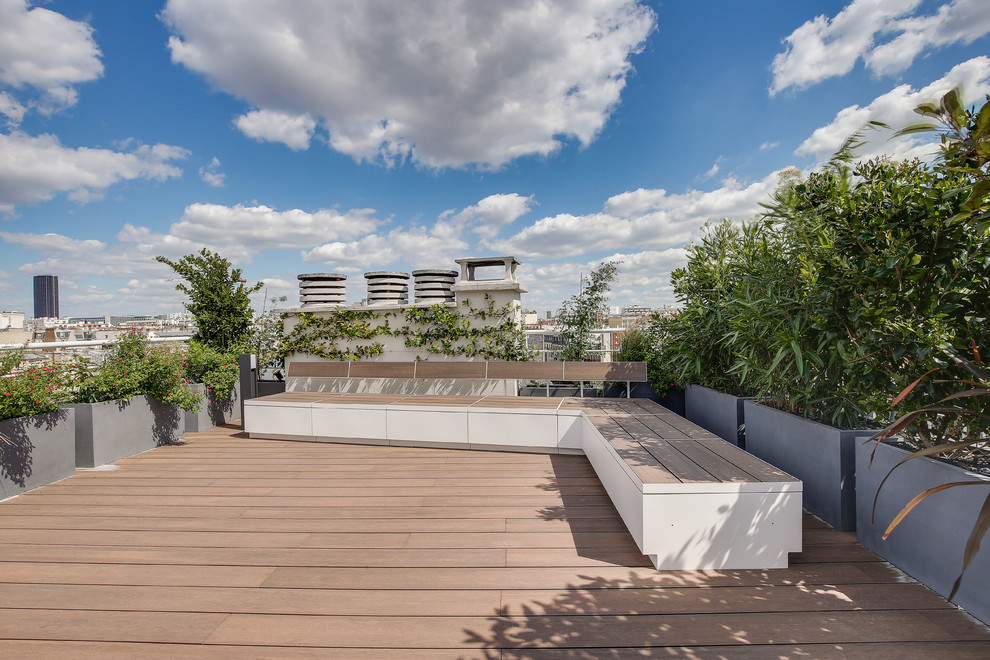 Design ideas for a contemporary deck in Paris.