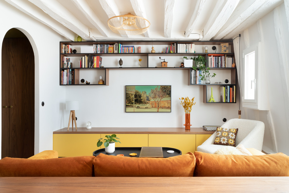 Источник вдохновения для домашнего уюта: маленькая двухуровневая гостиная комната в современном стиле с с книжными шкафами и полками, желтыми стенами и телевизором на стене для на участке и в саду