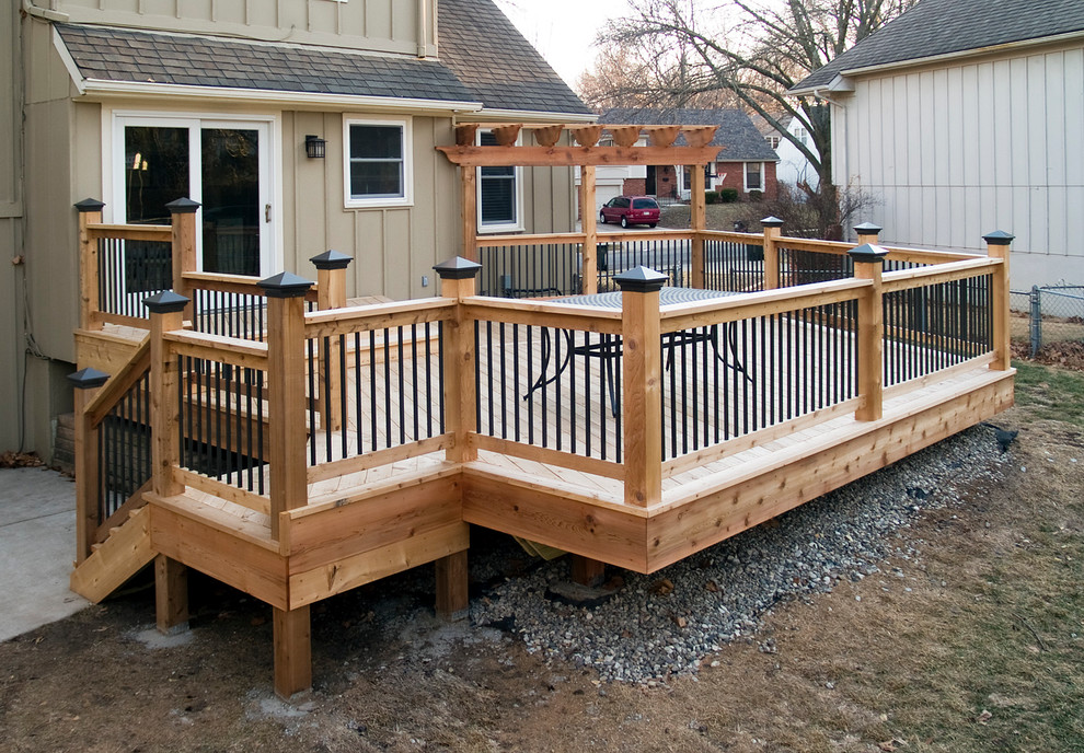 Photo of a traditional deck in Kansas City.
