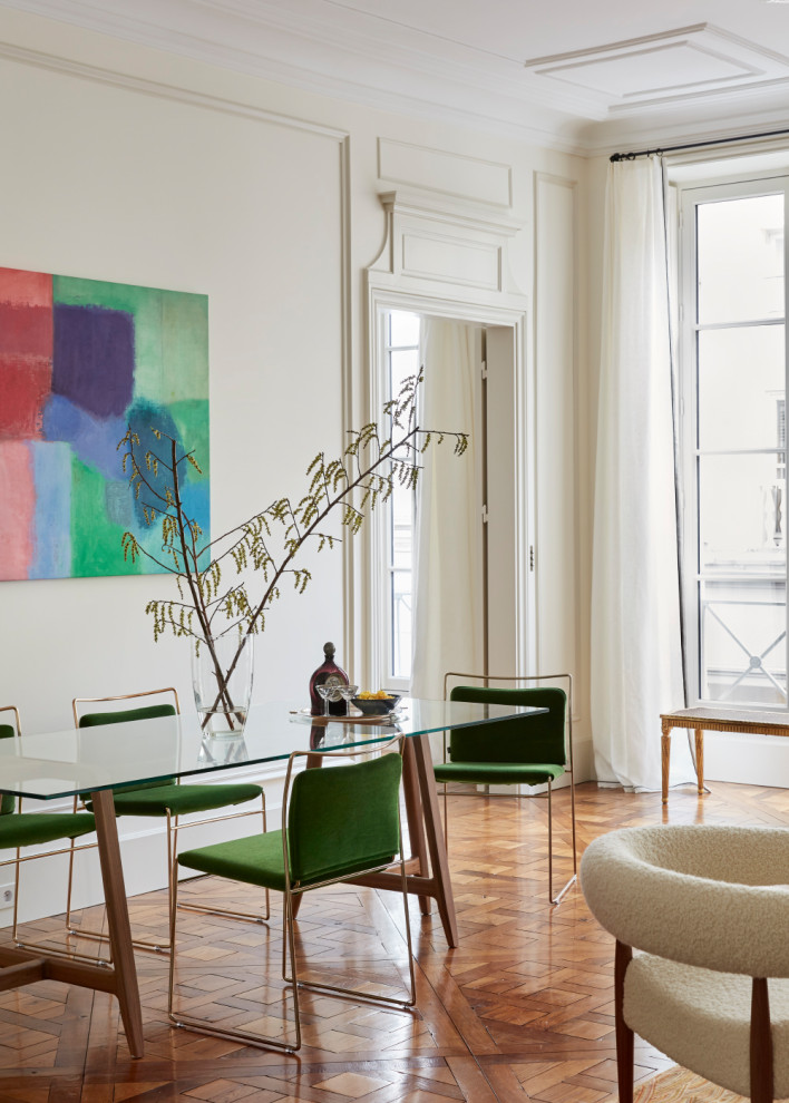 Transitional dining room in Paris.