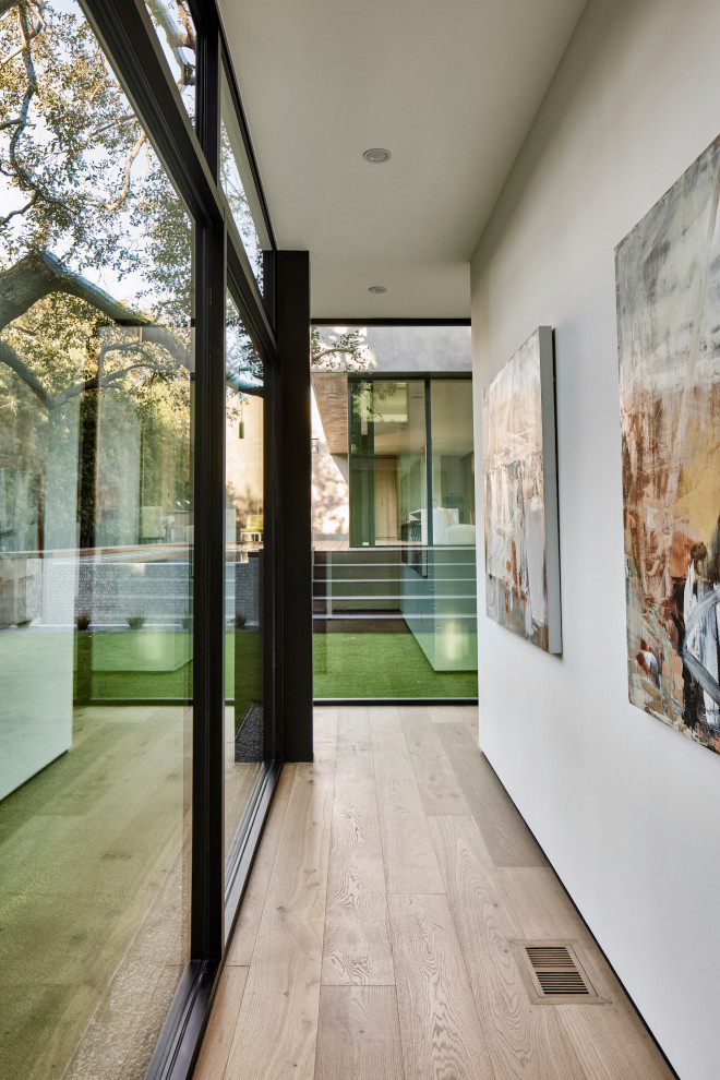 Источник вдохновения для домашнего уюта: коридор среднего размера в стиле модернизм с белыми стенами, светлым паркетным полом и бежевым полом