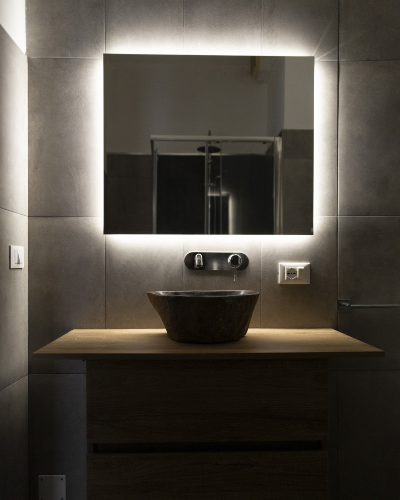 Cette image montre un petit WC et toilettes minimaliste avec une vasque et meuble-lavabo suspendu.