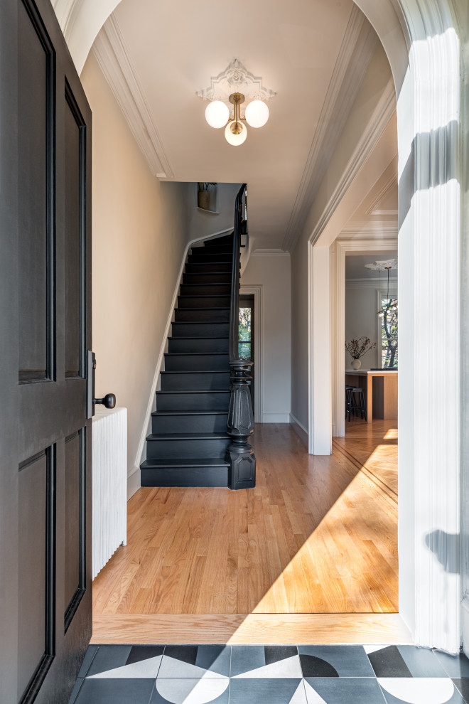 Источник вдохновения для домашнего уюта: прямая лестница с крашенными деревянными ступенями, крашенными деревянными подступенками и деревянными перилами