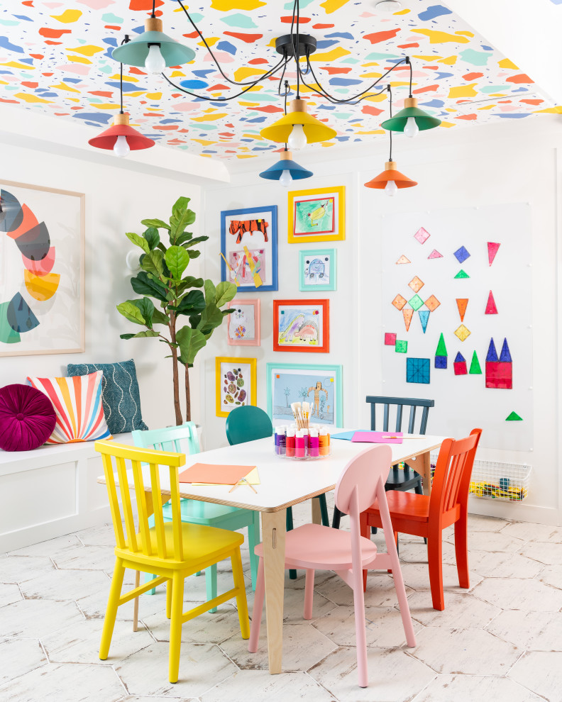 Immagine di una grande cameretta per bambini da 4 a 10 anni contemporanea con pareti bianche, pavimento bianco e soffitto in carta da parati