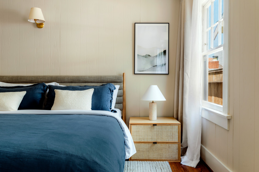 Ejemplo de habitación de invitados bohemia pequeña con paredes beige, suelo de madera en tonos medios, suelo marrón y madera