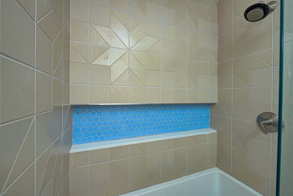 Immagine di una stanza da bagno con doccia contemporanea di medie dimensioni con vasca ad angolo e vasca/doccia