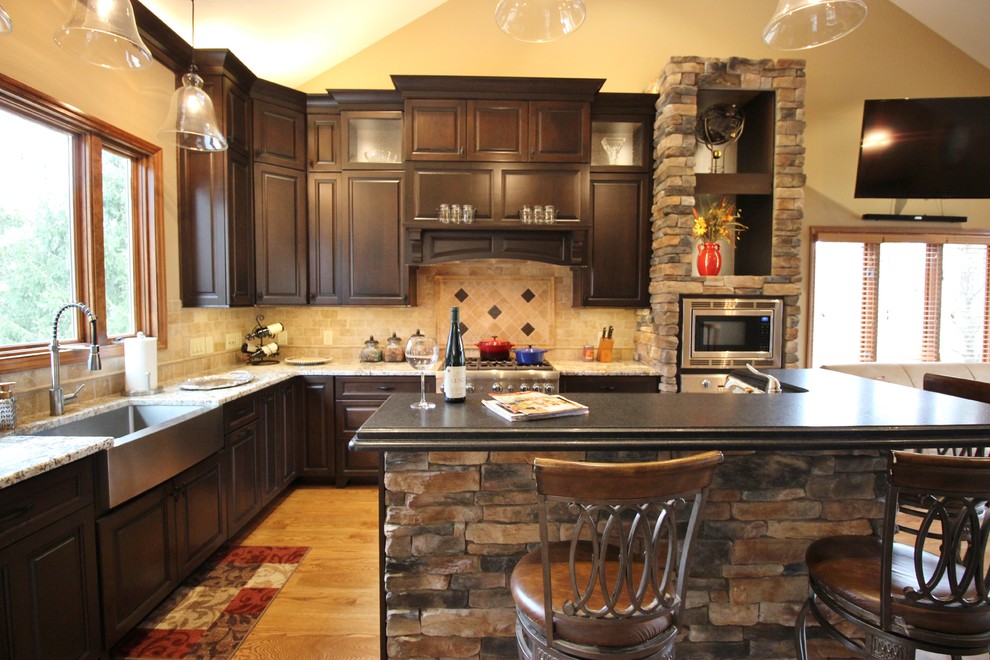 Example of a transitional kitchen design in Cincinnati
