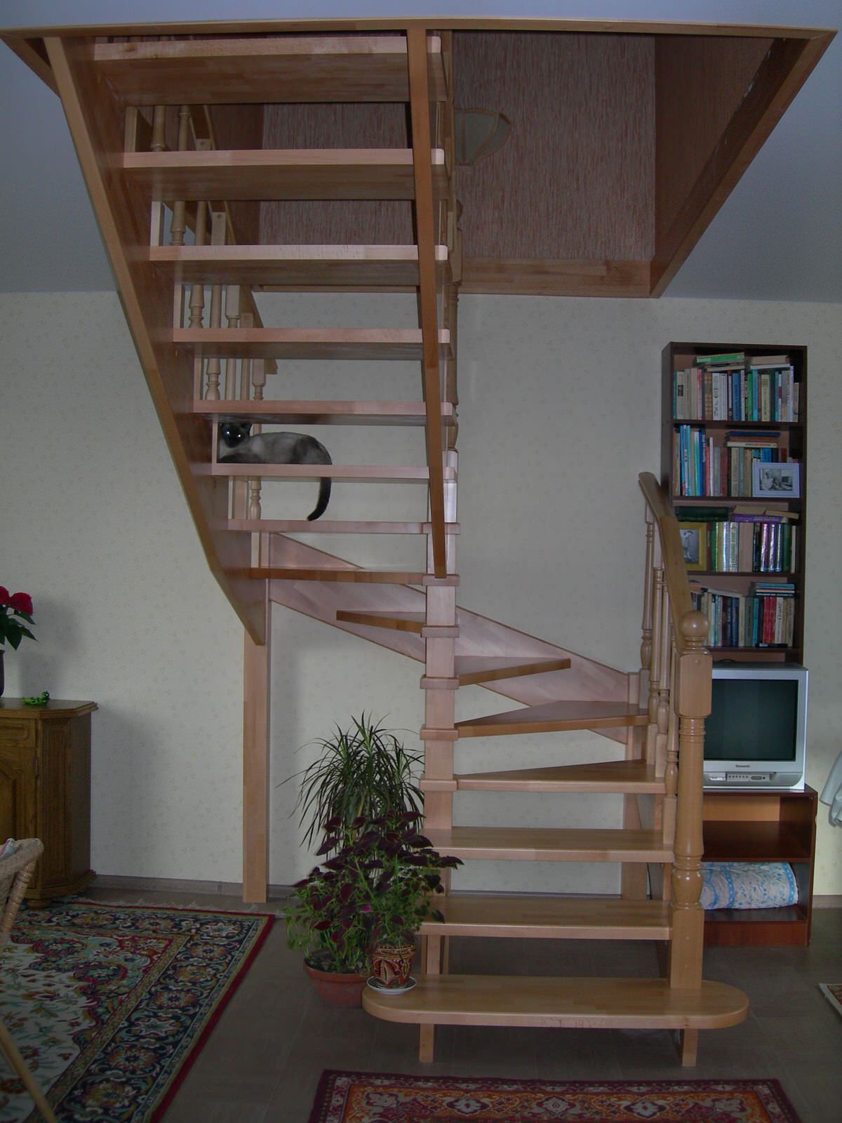 Лестница в дачном доме из дерева бук. Самара пос.Сырейка