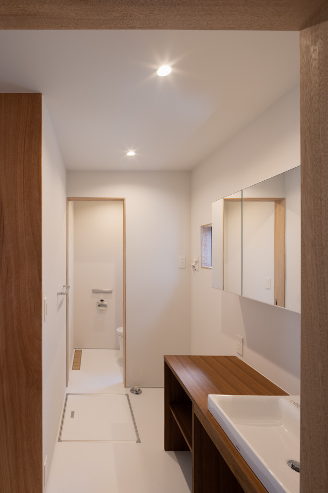 Mittelgroße Moderne Gästetoilette mit offenen Schränken, braunen Schränken, weißen Fliesen, Waschtisch aus Holz, brauner Waschtischplatte und eingebautem Waschtisch in Tokio