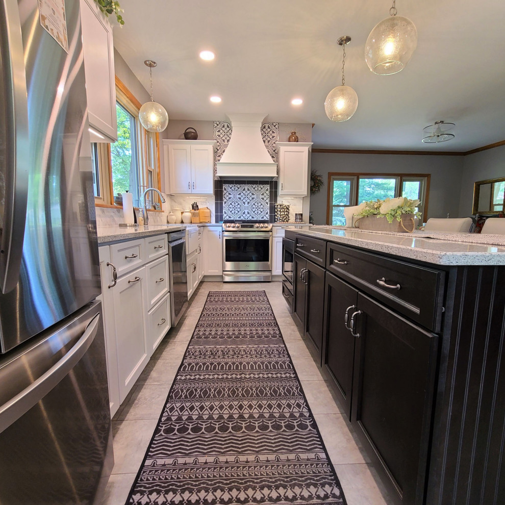 Mid-sized transitional home design photo