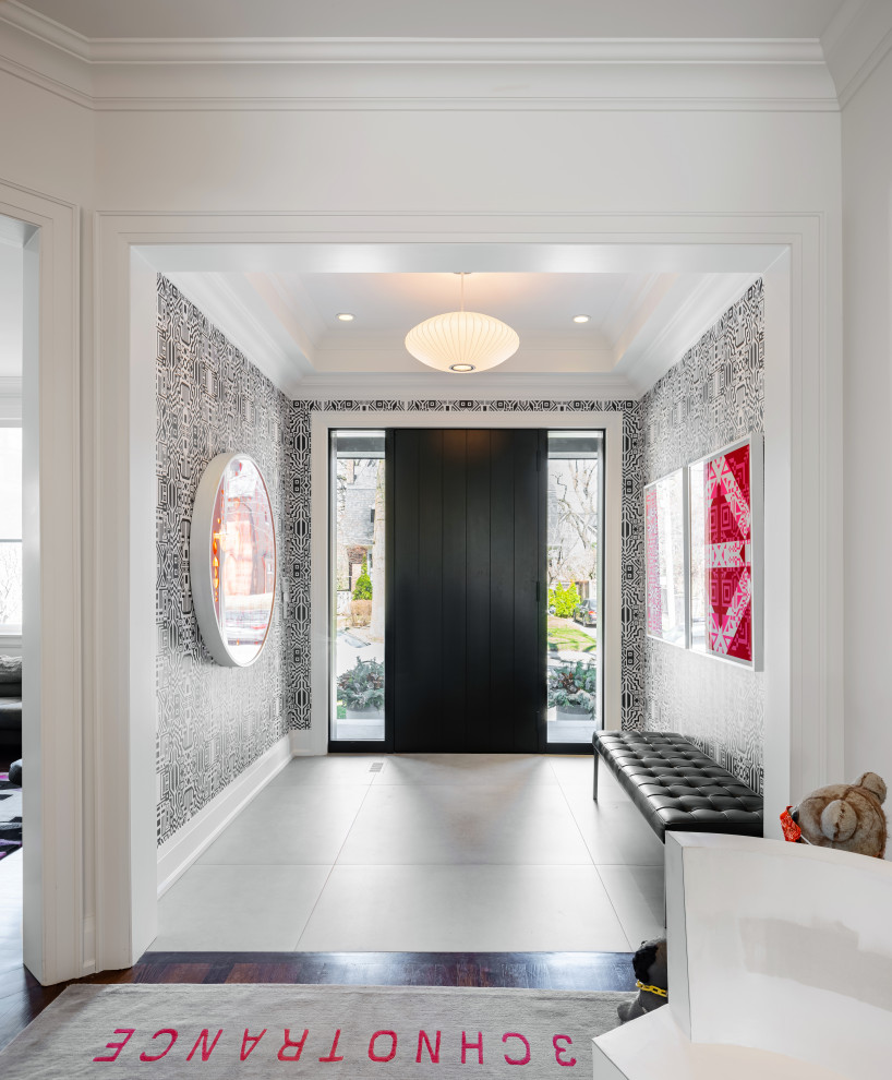 Idee per un ingresso eclettico di medie dimensioni con pareti multicolore, pavimento in gres porcellanato, una porta singola, una porta nera, pavimento grigio, soffitto ribassato e carta da parati