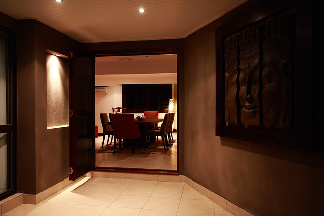 Entry into Dining Room modern-esszimmer