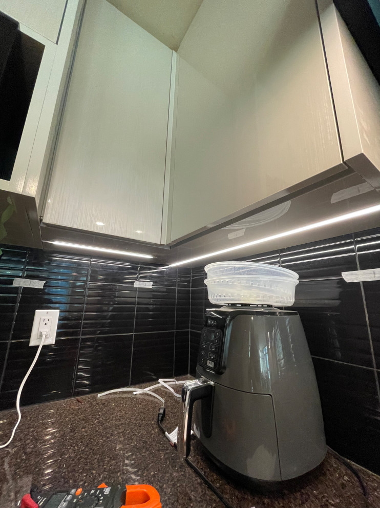 Kitchen - kitchen idea in Vancouver