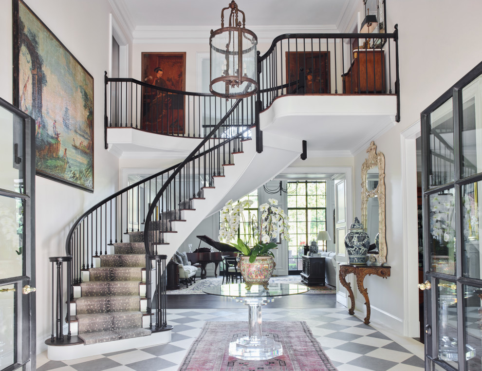 Geräumiges Klassisches Foyer mit weißer Wandfarbe, Keramikboden, buntem Boden und Treppe in Atlanta