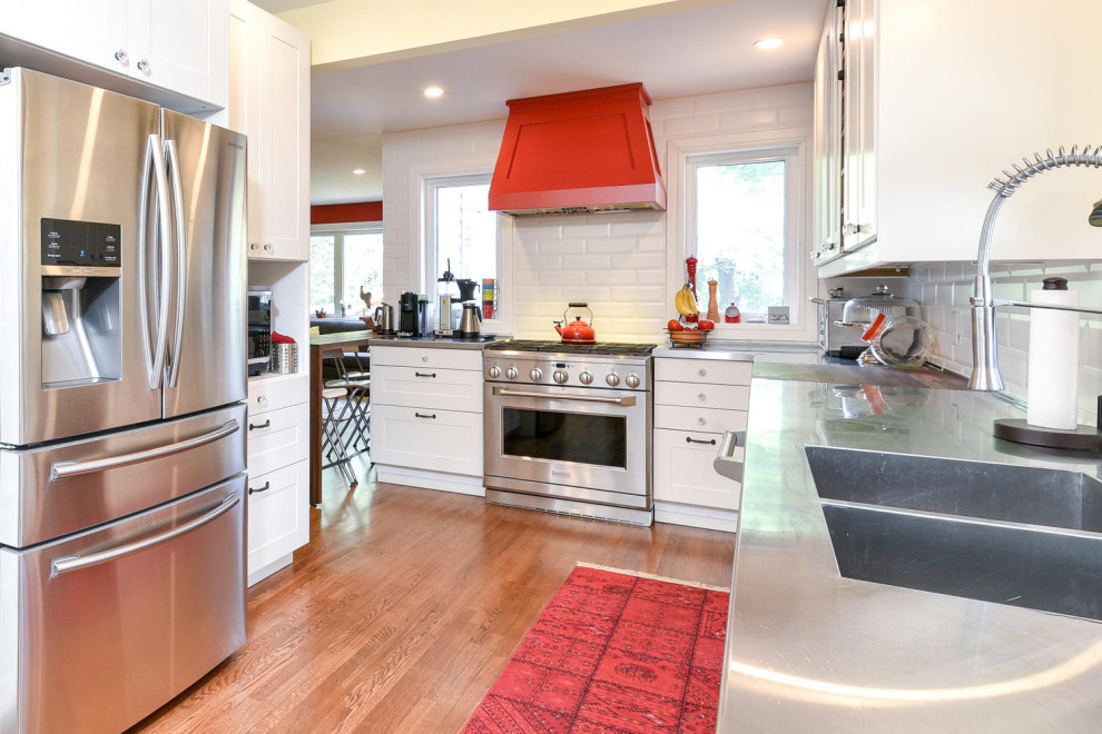 Inspiration for a transitional kitchen remodel in Ottawa