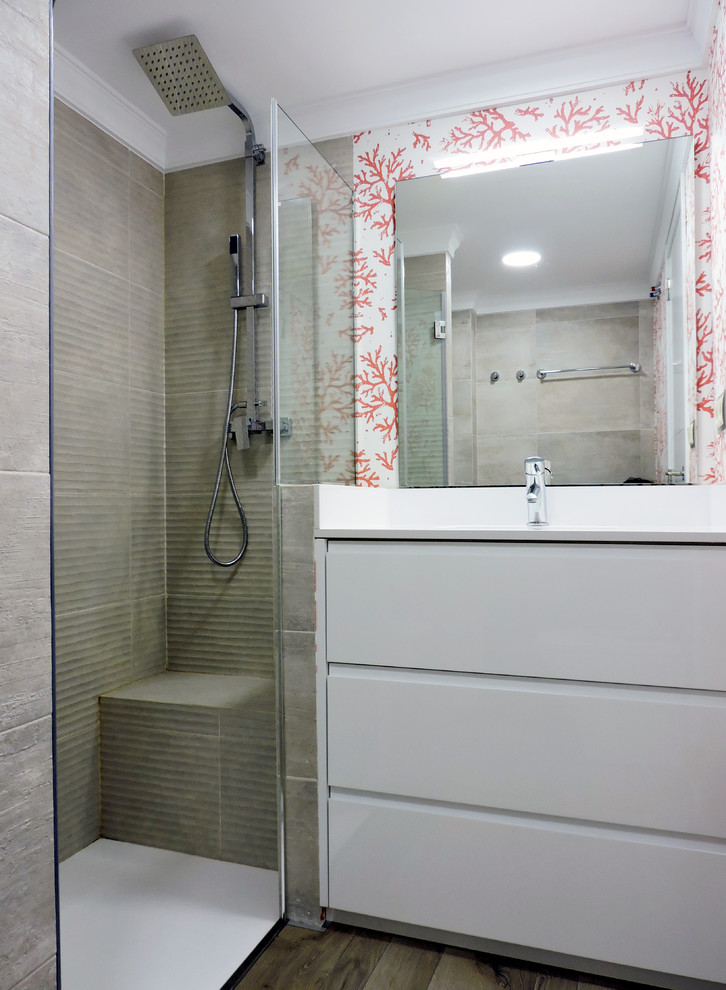 This is an example of a small contemporary 3/4 bathroom in Valencia with recessed-panel cabinets, white cabinets, a curbless shower and medium hardwood floors.