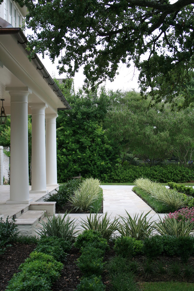 Inspiration for a contemporary front yard garden in New Orleans with natural stone pavers.
