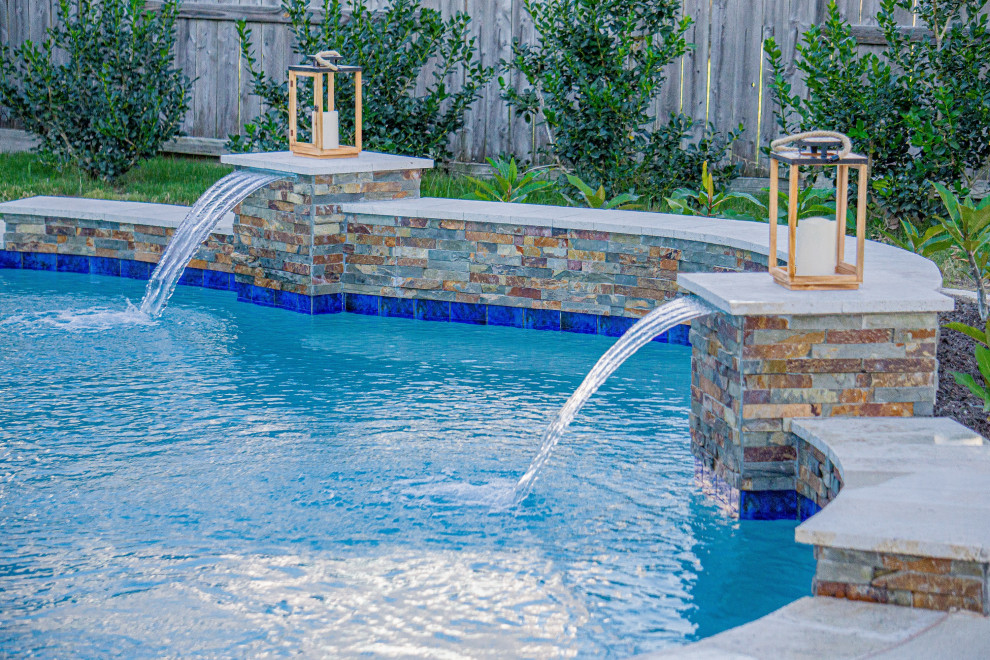 Idee per una piccola piscina classica personalizzata dietro casa con una vasca idromassaggio e pedane
