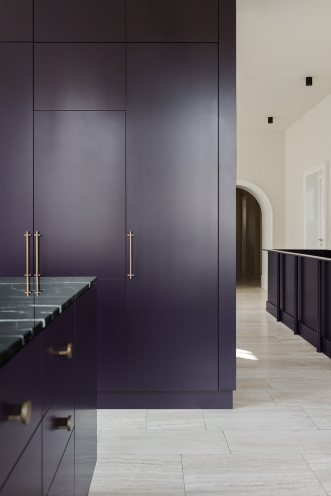 Idées déco pour une grande cuisine ouverte contemporaine avec un évier encastré, un placard à porte plane, des portes de placard violettes, plan de travail en marbre, îlot et un plan de travail vert.